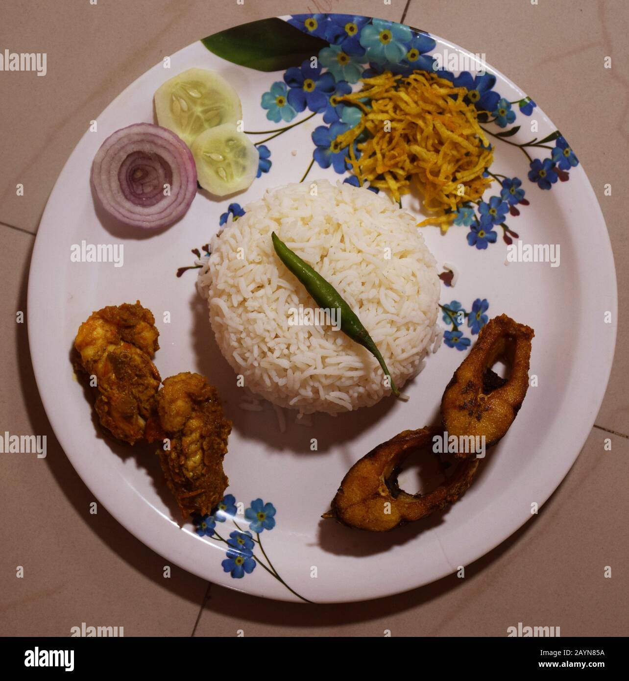 Bengalische Küche - köstliche hausgemachte bengalische Fisch Thali oder Gericht besteht aus Rohu Fisch braten zusammen mit Garnelen-Malai Curry, Reis, knusprige Kartoffelbraten und Salat Stockfoto