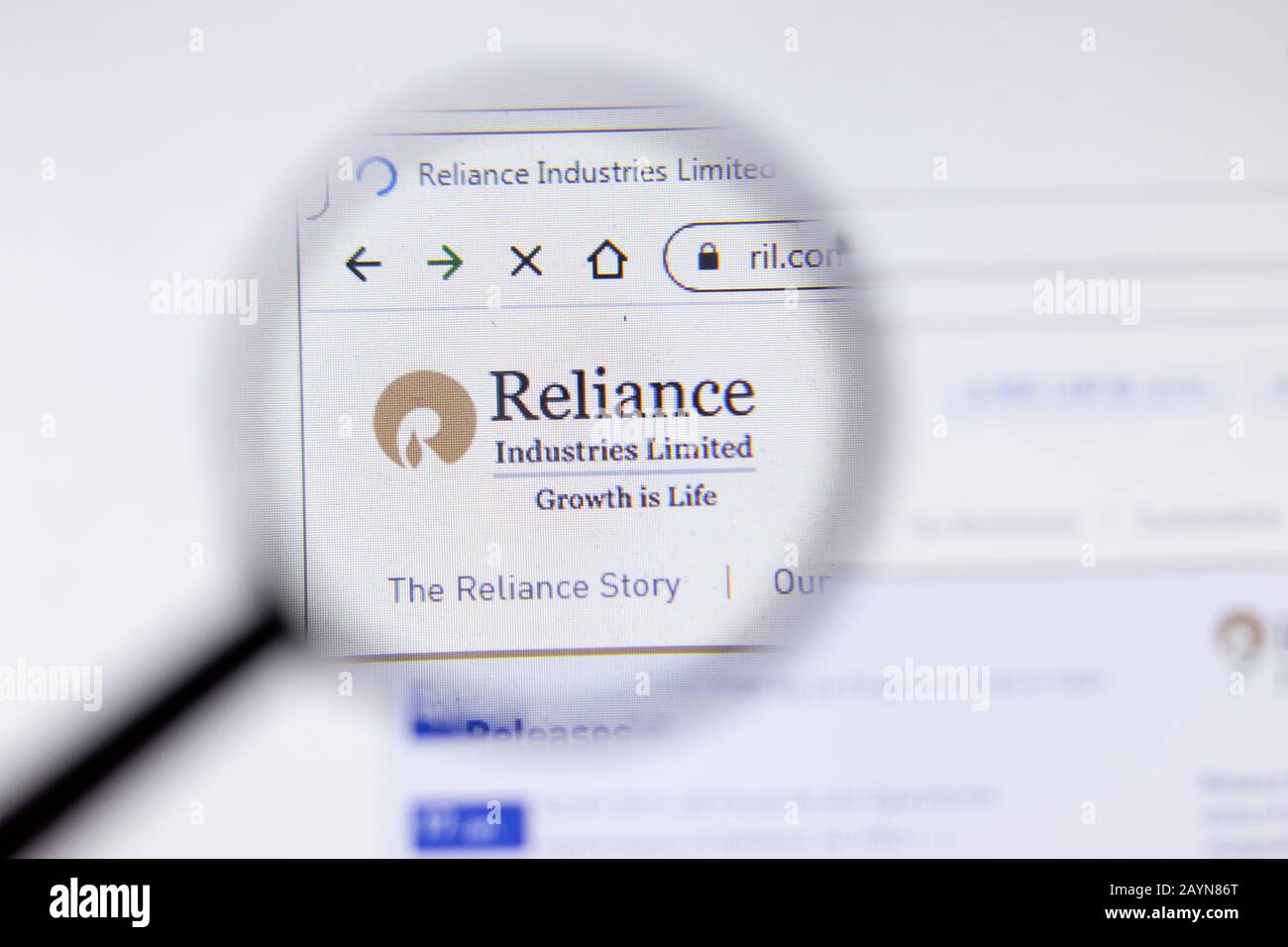 Sankt Petersburg, Russland - 18. Februar 2020: Logo auf der Website der Gesellschaft Reliance Industries Limited auf dem Laptop-Display. Bildschirm mit Symbol, Illustration Stockfoto