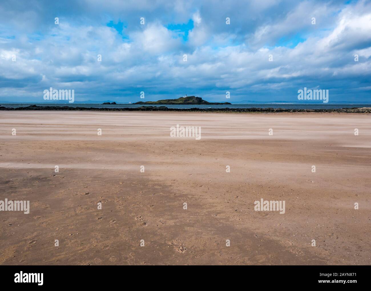 Yellowcraig Beach, East Lothian, Schottland, Großbritannien. Februar 2020. UK Wetter: Sturm Dennis Wind fegt bei Ebbe den Sand über den Strand und blickt auf Fidra Island an der Küste des Firth of Forth Stockfoto