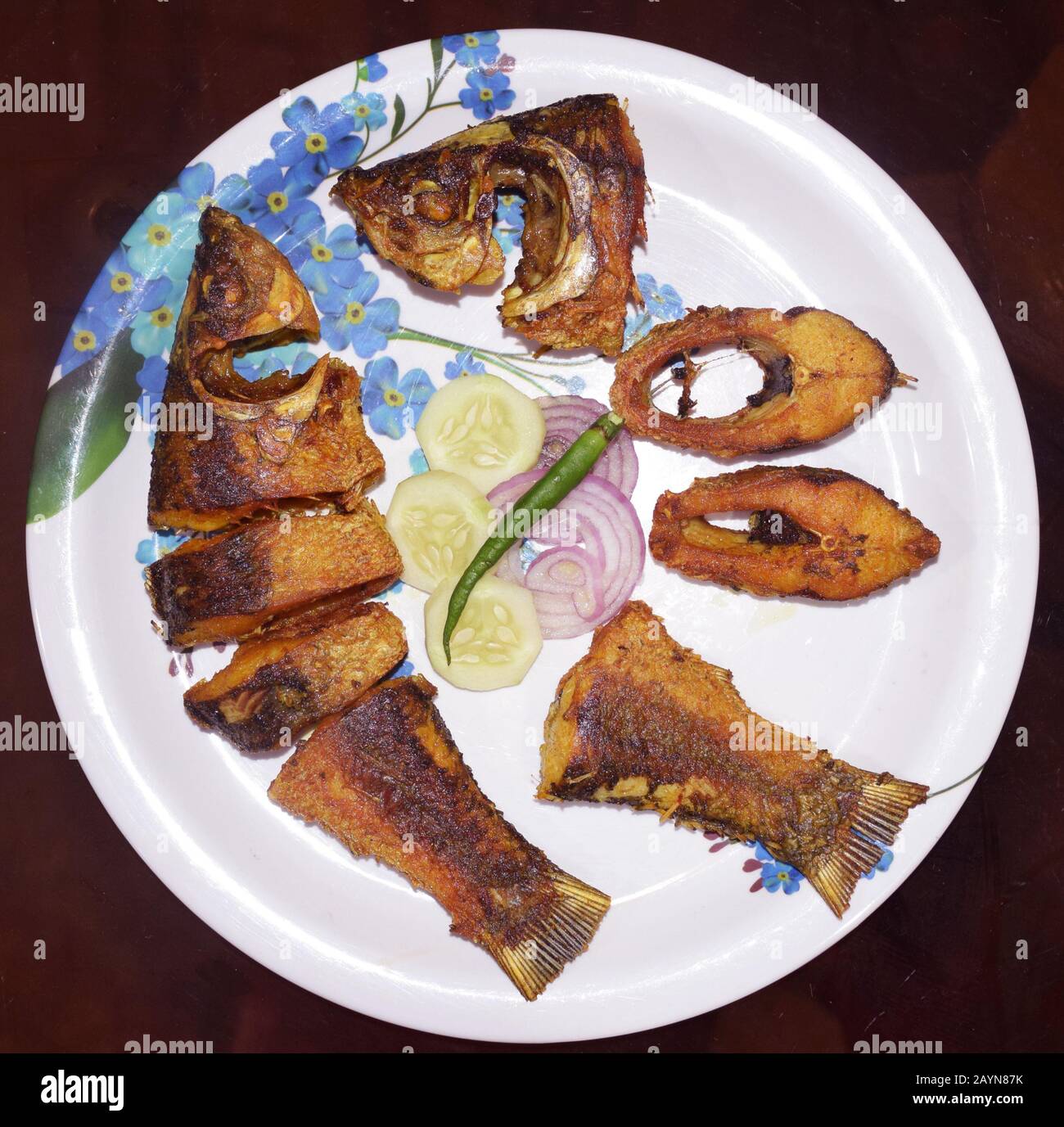 Bengalische Küche Rohu Fischbraten auch Rui Maach Bhaja genannt in bengalischer Sprache. Bengalisches Gericht, indisches Essen, indisches Gericht, indische Küche Stockfoto