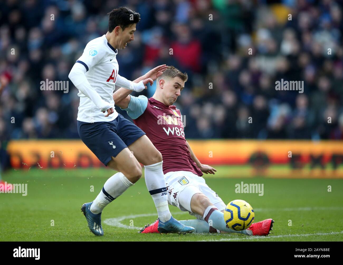 Tottenham Hotspur's Son Heung-min (links) und Bjorn Engels von Aston Villa kämpfen während des Premier-League-Spiels in Villa Park, Birmingham um den Ball. Stockfoto