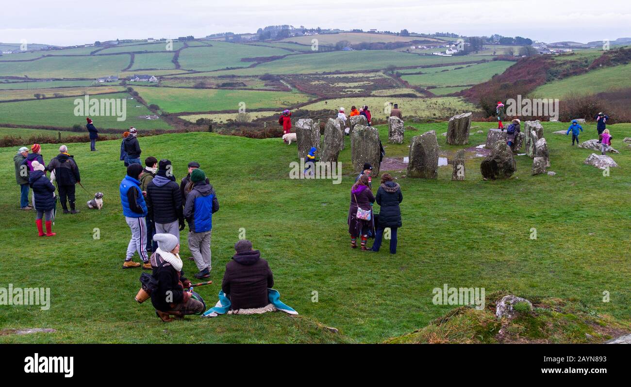 Eine Gruppe von Menschen, die sich im Steinkreis von Drombeg versammeln, einer alten monolithischen Stätte, die die Wintersonnenwende feiert. Irland, West Cork, Glandore. Stockfoto