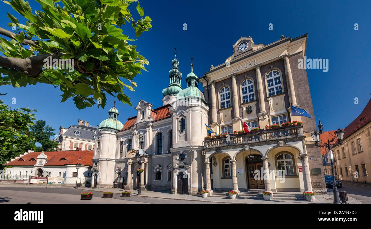 Ratusz (Rathaus) und evangelische Kirche am Rynek in Pless, Schlesien, Polen Stockfoto