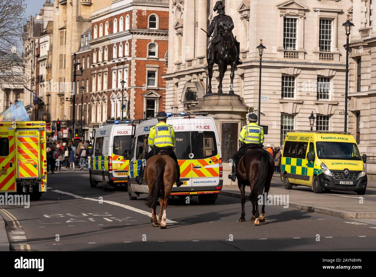 Metropolitan Police eskortiert Jugendstreik 4 Klimaprotest Demonstration märz in Whitehall, Westminster, London, Großbritannien. Berittene Polizei Stockfoto