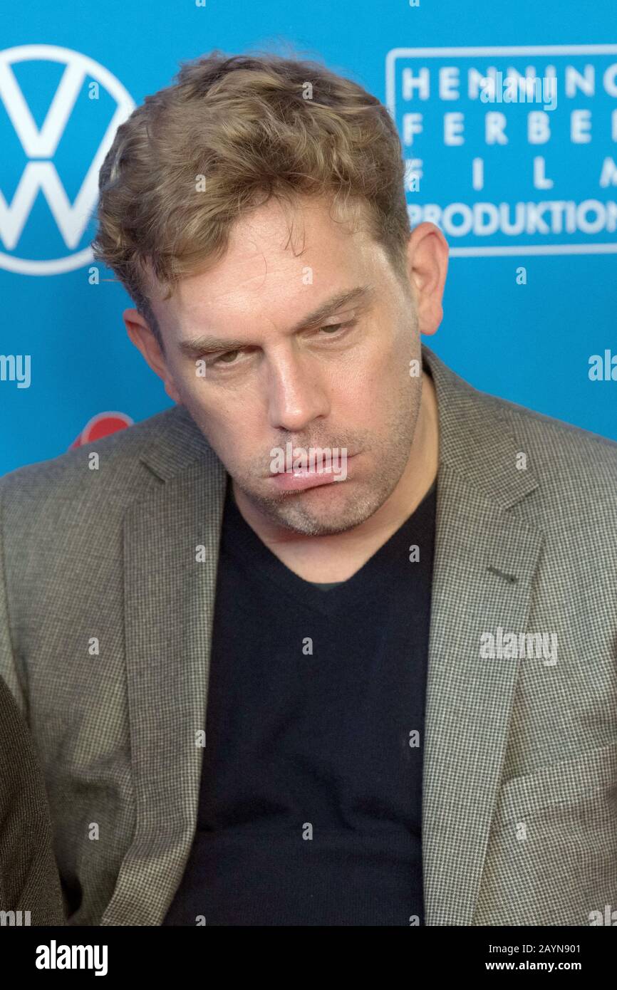 Berlin, Deutschland. Februar 2020. Der Schauspieler Sebastian Bezzel kommt zur Premiere des Films 'Lassie - Eine abenteuerliche Reise' im Zoo-Palast. Der Film wird am 20. Februar 2020 in die deutschen Kinos kommen. Kredit: Jörg Carstensen / dpa / Alamy Live News Stockfoto