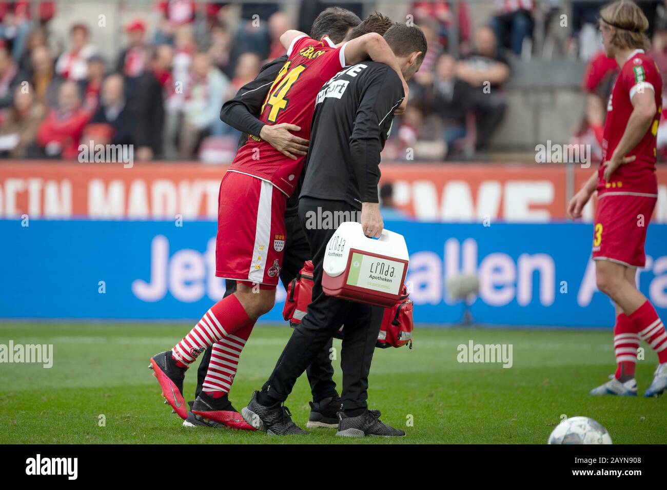 Köln, Deutschland. Februar 2020. Fußball: Bundesliga, 1. FC Köln - Bayern München, 22. Spieltag im RheinEnergie Stadion. Der Kölner Noah Katterbach wird mit Verletzungen vom Platz geführt. Kredit: Federico Gambarini / dpa - WICHTIGER HINWEIS: Gemäß den Vorschriften der DFL Deutsche Fußball Liga und des DFB Deutscher Fußball-Bund ist es untersagt, im Stadion und/oder aus dem fotografierten Spiel in Form von Sequenzbildern und/oder videoähnlichen Fotoserien auszunutzen oder auszunutzen./dpa/Alamy Live News Stockfoto