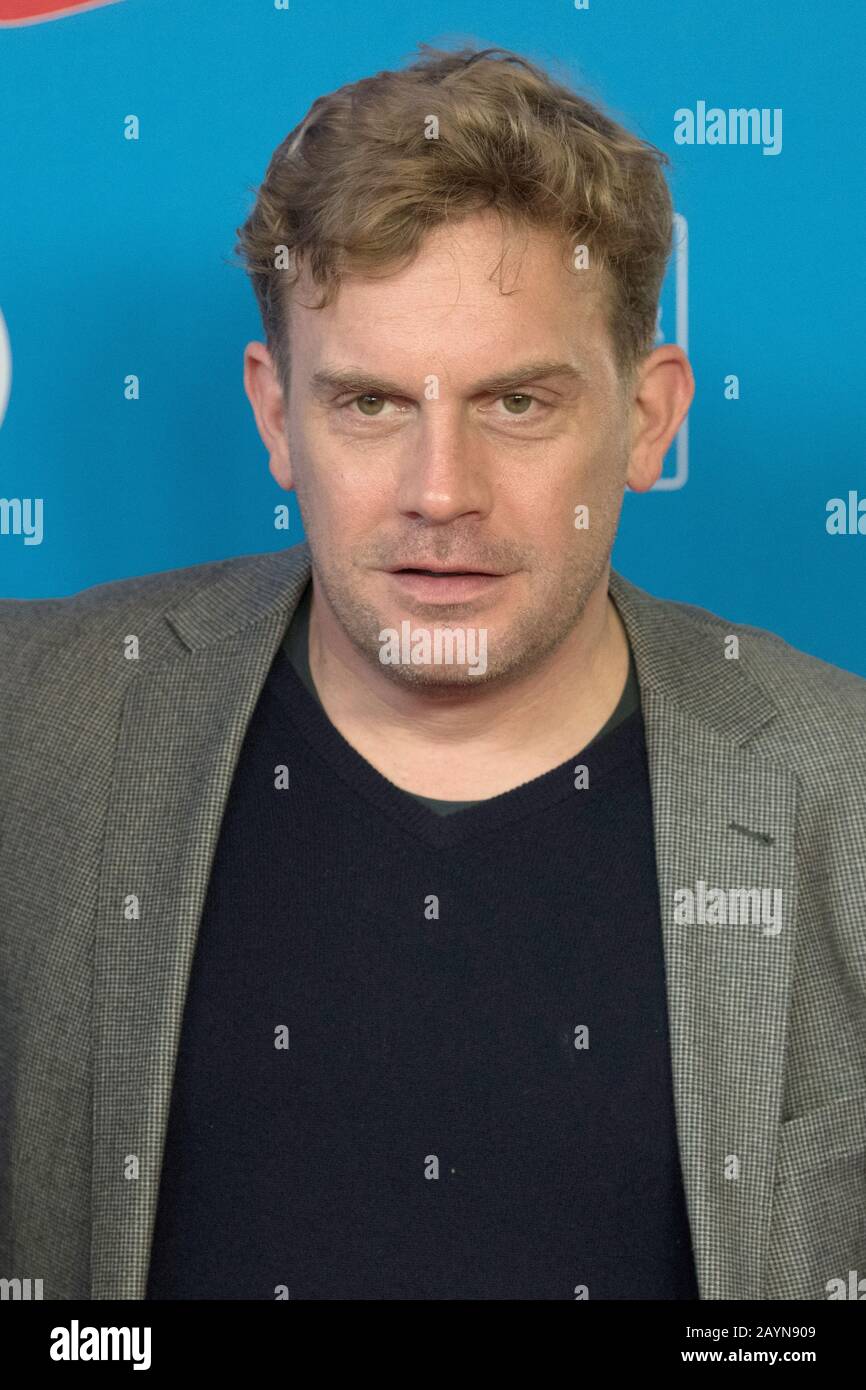 Berlin, Deutschland. Februar 2020. Der Schauspieler Sebastian Bezzel kommt zur Premiere des Films 'Lassie - Eine abenteuerliche Reise' im Zoo-Palast. Der Film wird am 20. Februar 2020 in die deutschen Kinos kommen. Kredit: Jörg Carstensen / dpa / Alamy Live News Stockfoto