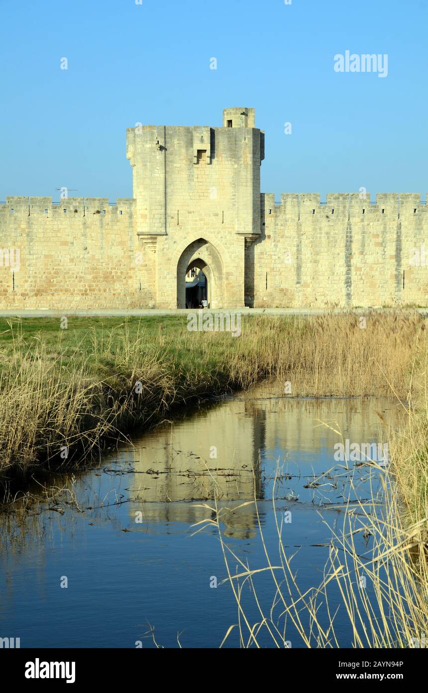 Das Tor der mittelalterlichen Stadt Porte de l'Arsenal und die mittelalterlichen Mauern der Befestigten Stadt Aigues-Mortes Camargue Gard France Stockfoto