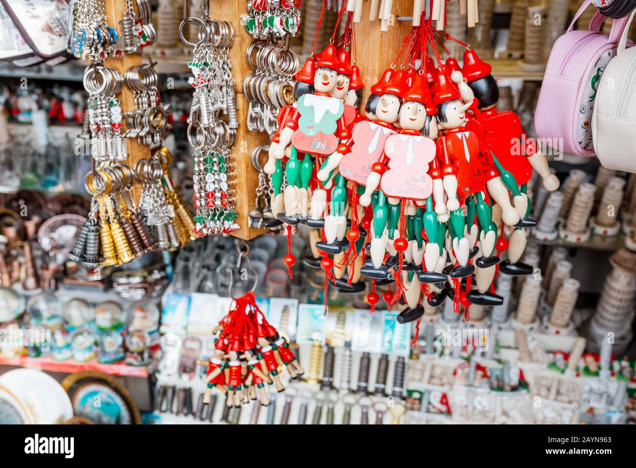 Pisa, ITALIEN - 15. Oktober 2018: Souvenirs und pinocchio Puppen im Touristengeschäft zum Verkauf Stockfoto