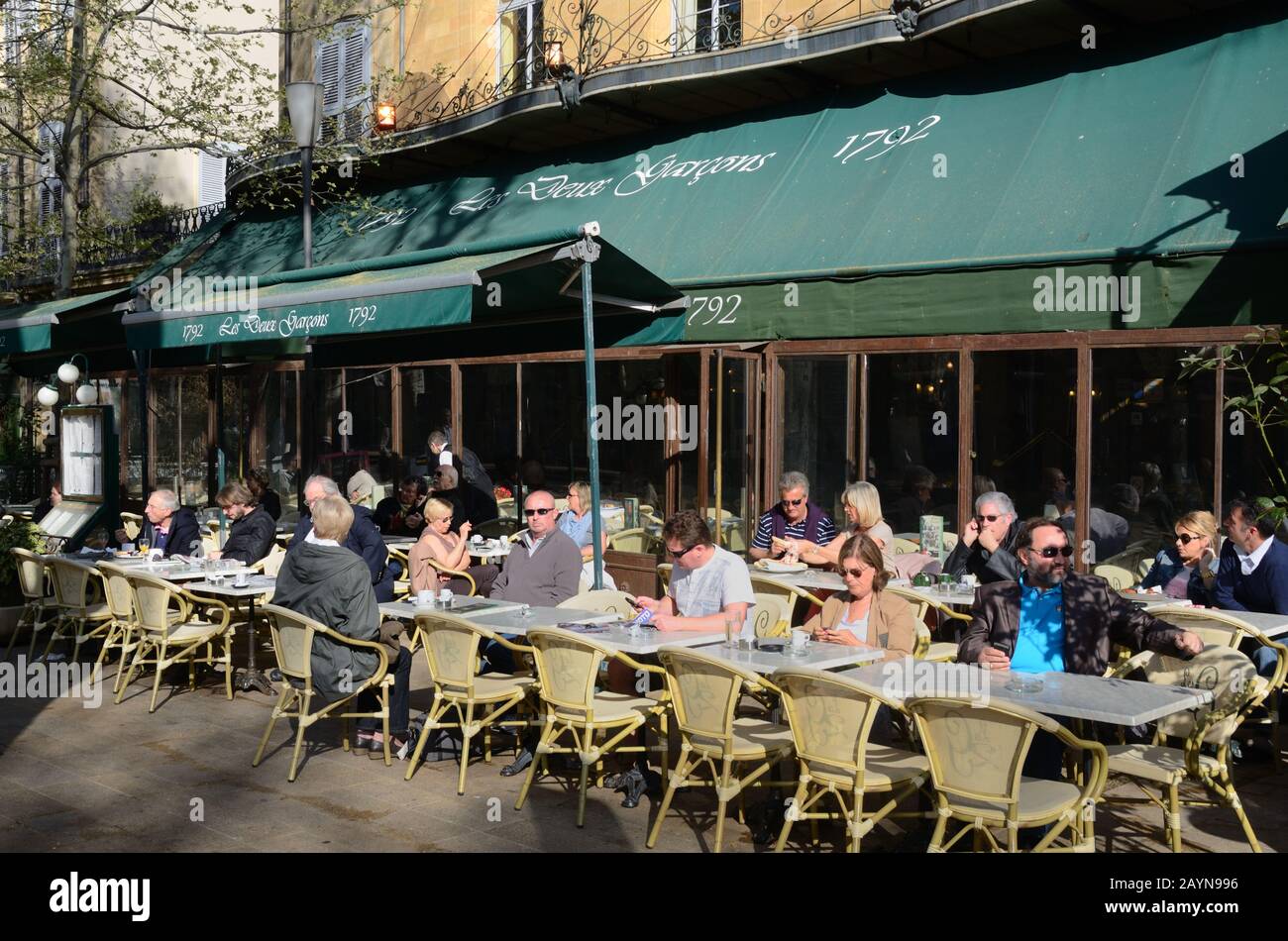 Historisches Straßencafé oder Bürgersteig Café Les Deux Garçons, gegründet im Jahre 173, am Cours Mirabeau Aix-en-Provence Provence France Stockfoto