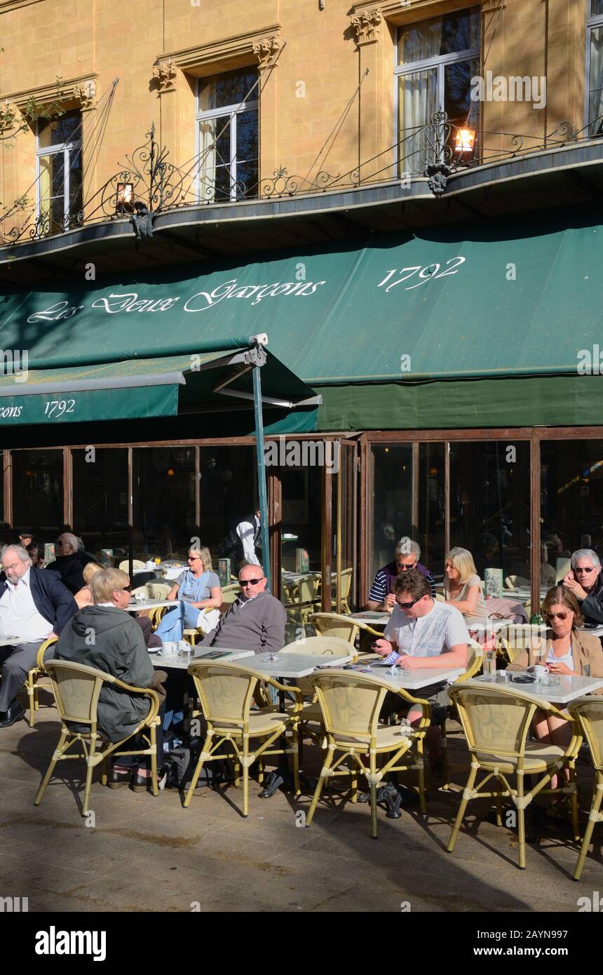 Historisches Straßencafé oder Bürgersteig Café Les Deux Garçons, gegründet im Jahre 173, am Cours Mirabeau Aix-en-Provence Provence France Stockfoto