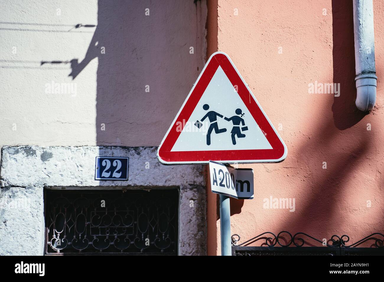 Warnschild für Kinder, die die Straße überqueren Stockfoto