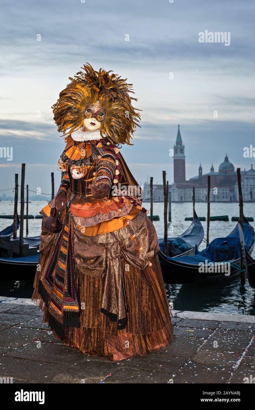 Menschen In Fantastischen Kostümen Im Karneval Von Venedig In Italien Stockfoto