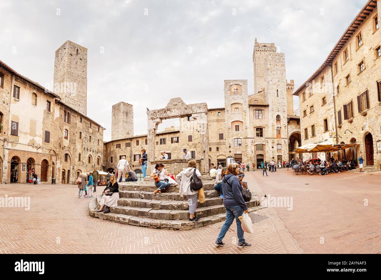 16. OKTOBER 2018, SAN GIMINIANO, ITALIEN: Stadtbild Blick auf das Historische Zentrum von San Gimignano, das berühmte UNESCO-Weltkulturerbe in Italien Stockfoto