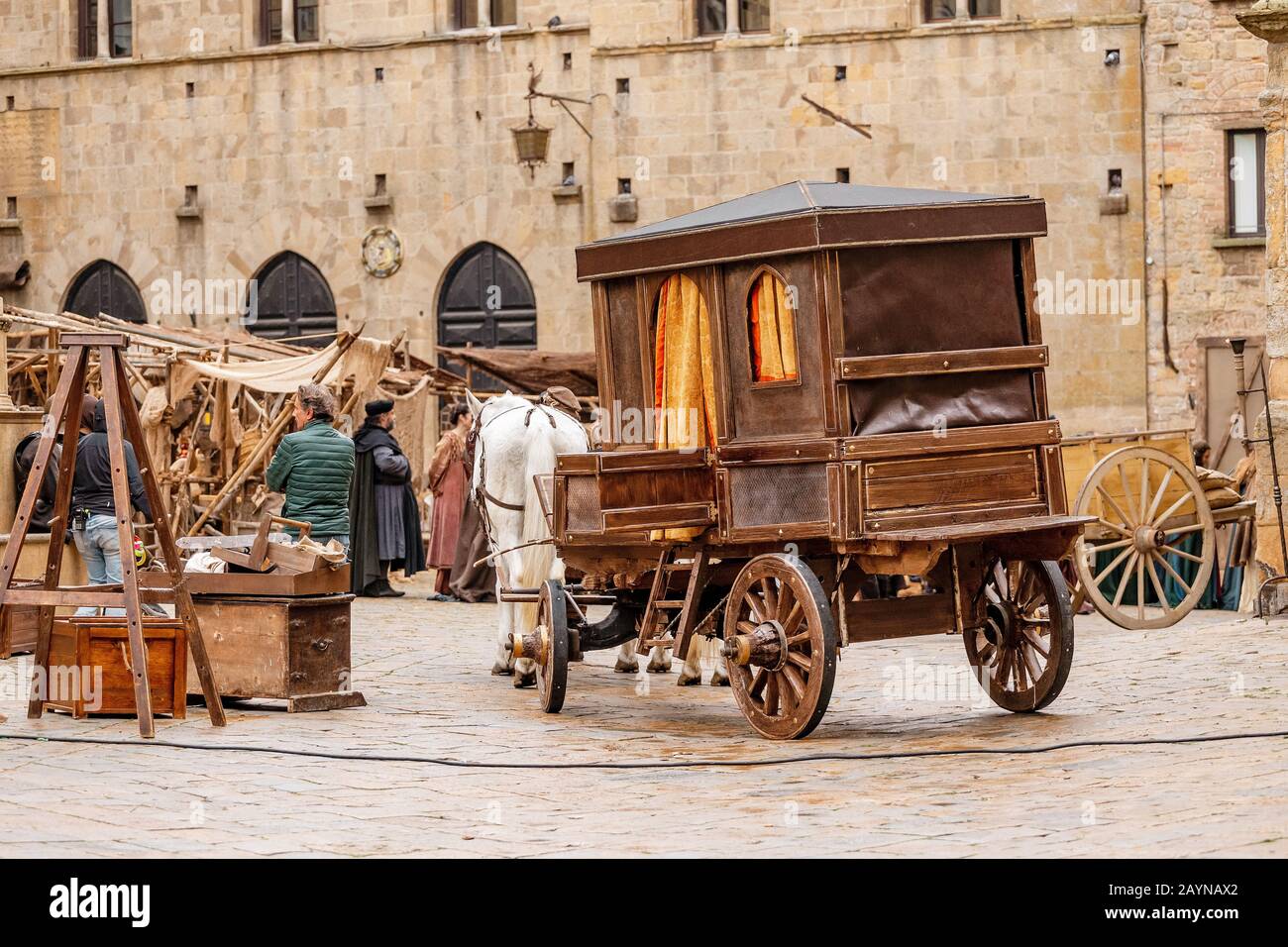 16. OKTOBER 2018, VOLTERRA, ITALIEN: Szenerie bei der Aufnahme eines mittelalterlichen Filmfilms mit Pferdekutsche Stockfoto