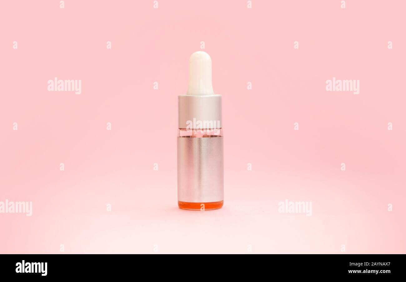 Flasche kosmetisches Öl, Serum Hautpflegeprodukte auf pinkfarbenem Hintergrund. Platz für Text Stockfoto