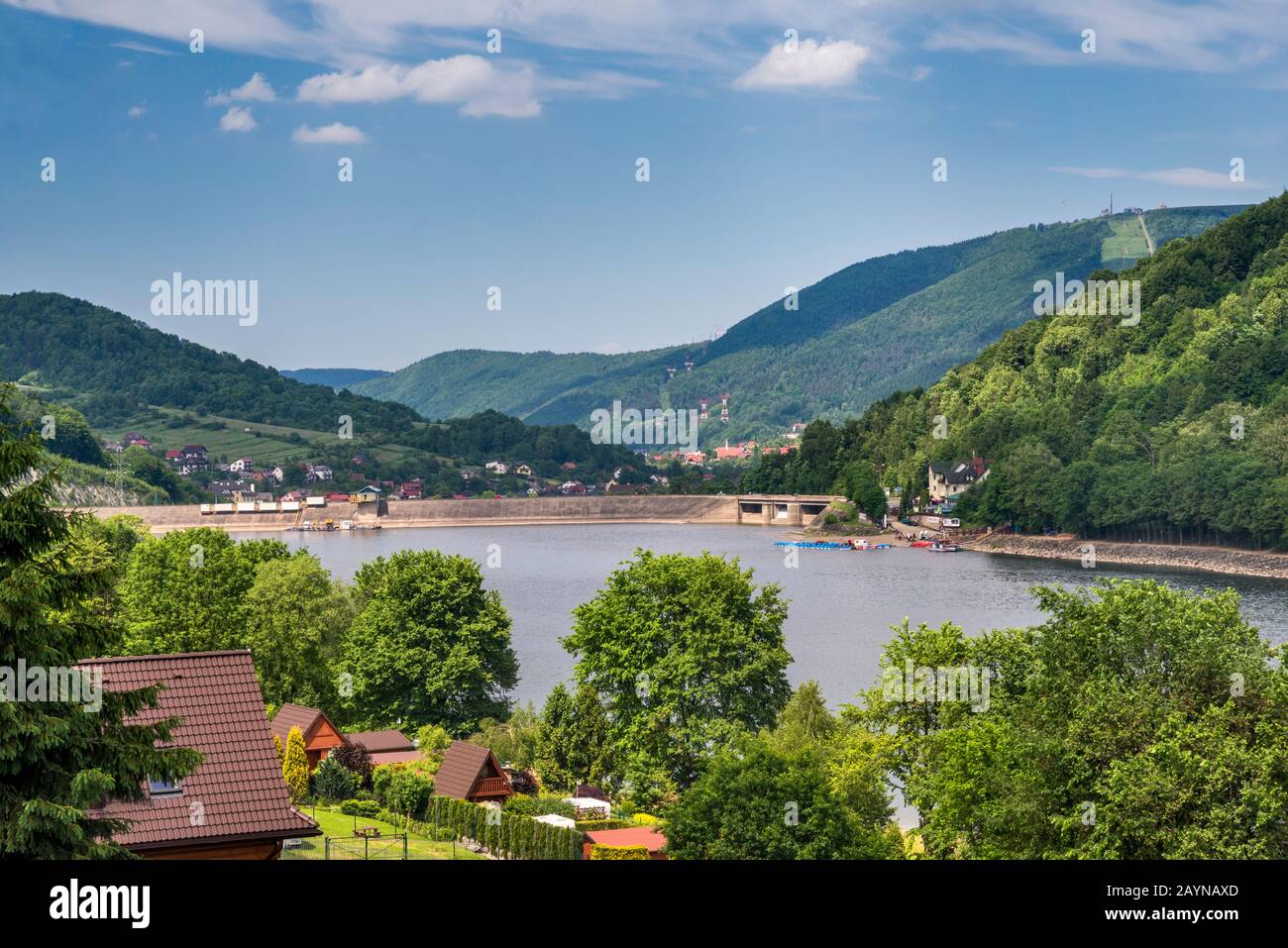 Staudamm am Zywieckie-See, Staubecken am Sola-Fluss, Bergkette Der Kleinen Beskiden (Beskid Maly), im Dorf Tresna, in der Nähe von Zywiec, Malopolska, Polen Stockfoto