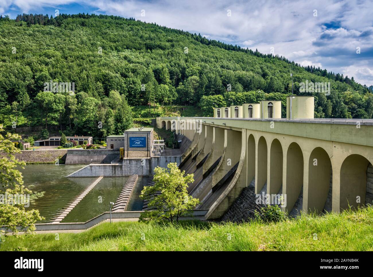 Staudamm, Wasserkraftwerk am Stausee am Fluss Sola, Bergkette Little Beskids, im Dorf Porabka, in der Nähe von Bielsko-Biala, Malopolska, Polen Stockfoto