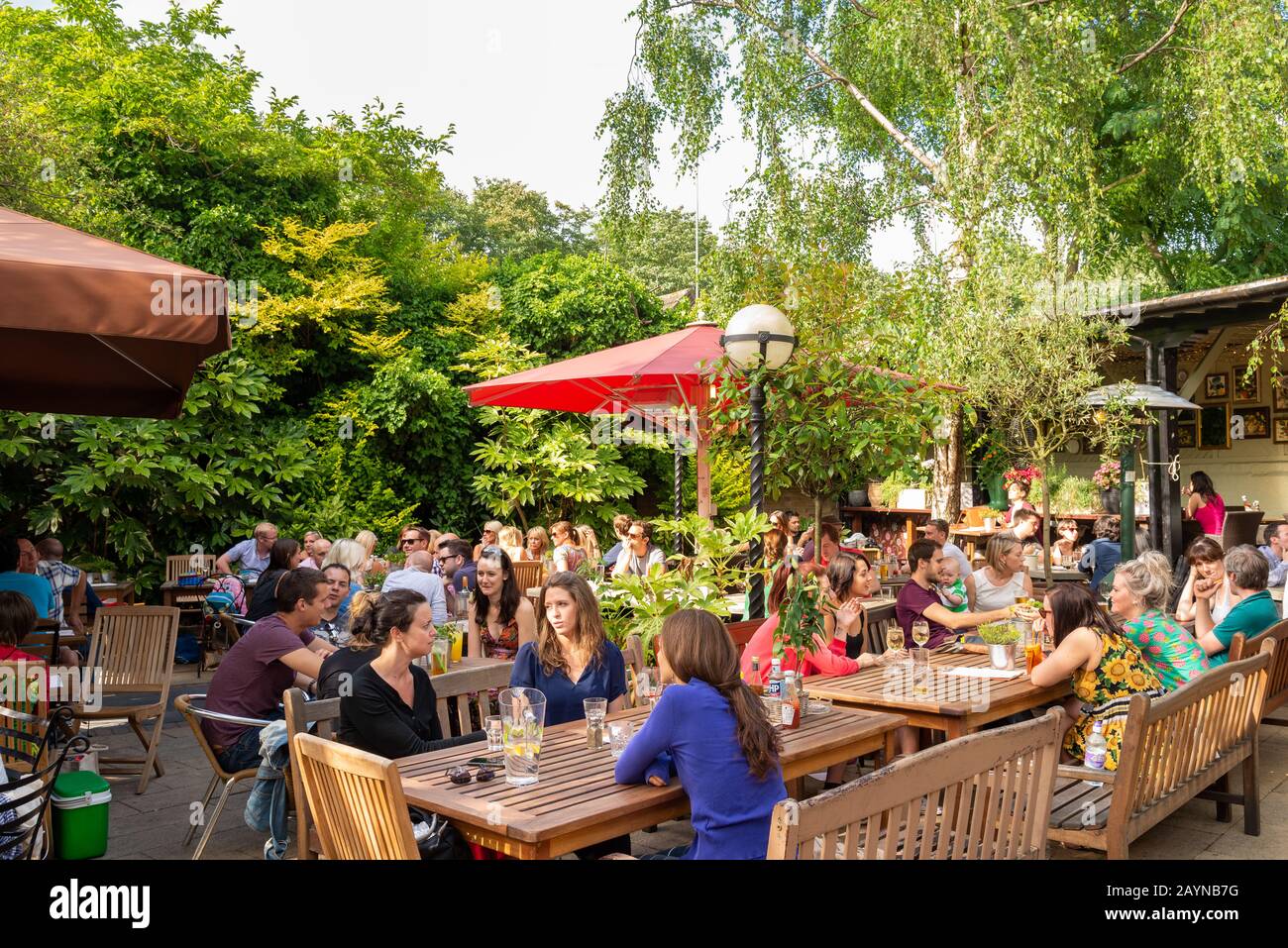 Biergarten des Garden Gate Pub, Hampstead, London, Großbritannien Stockfoto