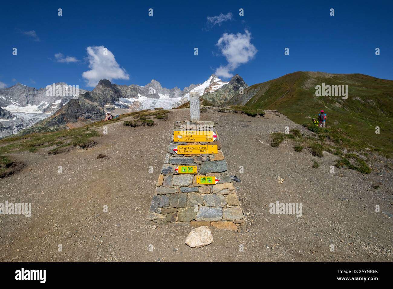 Der Gipfel des Grand Col Ferret an der Schweizer/italienischen Grenze zu Gletschern im Hintergrund Stockfoto