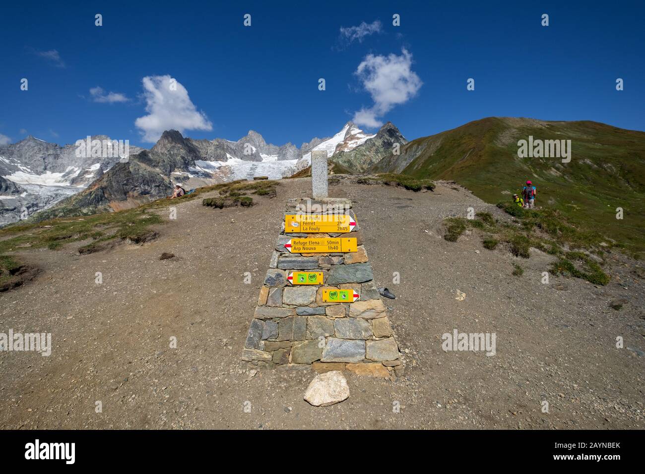 Der Gipfel des Grand Col Ferret an der Schweizer/italienischen Grenze zu Gletschern im Hintergrund Stockfoto Der Gipfel des Grand Col Ferret an der Schweizer/italienischen Grenze zu Gletschern im Hintergrund Stockfoto