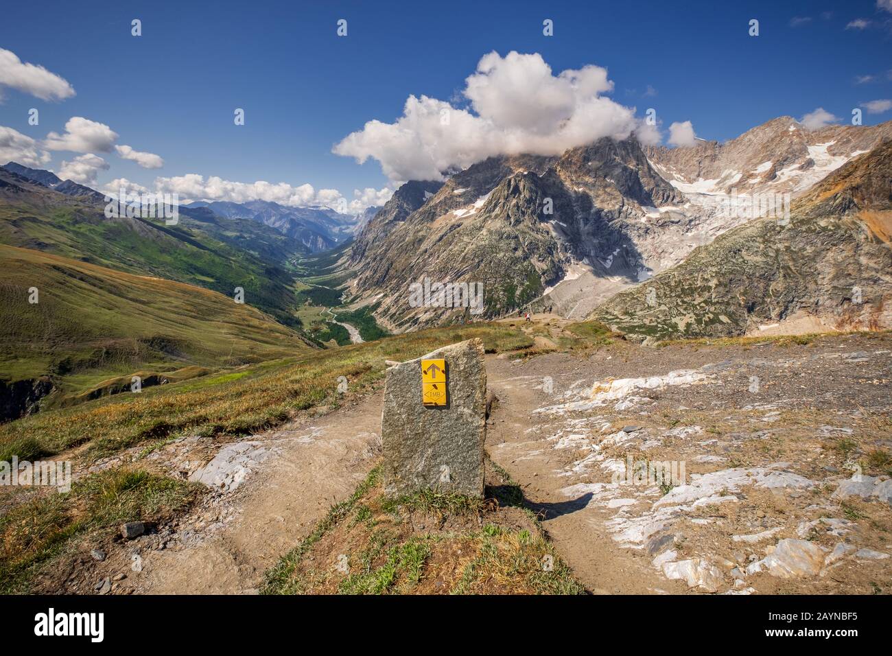 Oben auf dem Grand Col Ferret mit Blick nach Italien Stockfoto Oben auf dem Grand Col Ferret mit Blick nach Italien Stockfoto