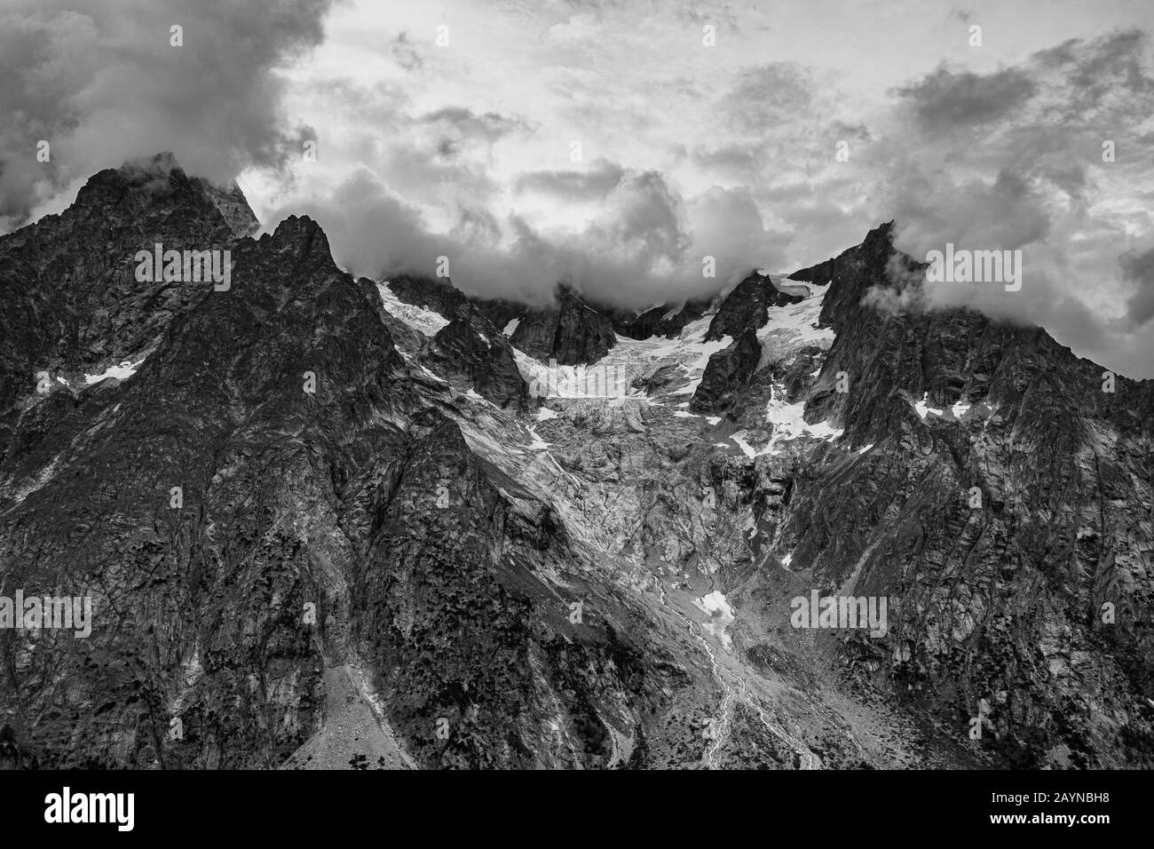 Ein Gletscher auf einem Berggipfel und stürmische Wolken in den italienischen Alpen Stockfoto