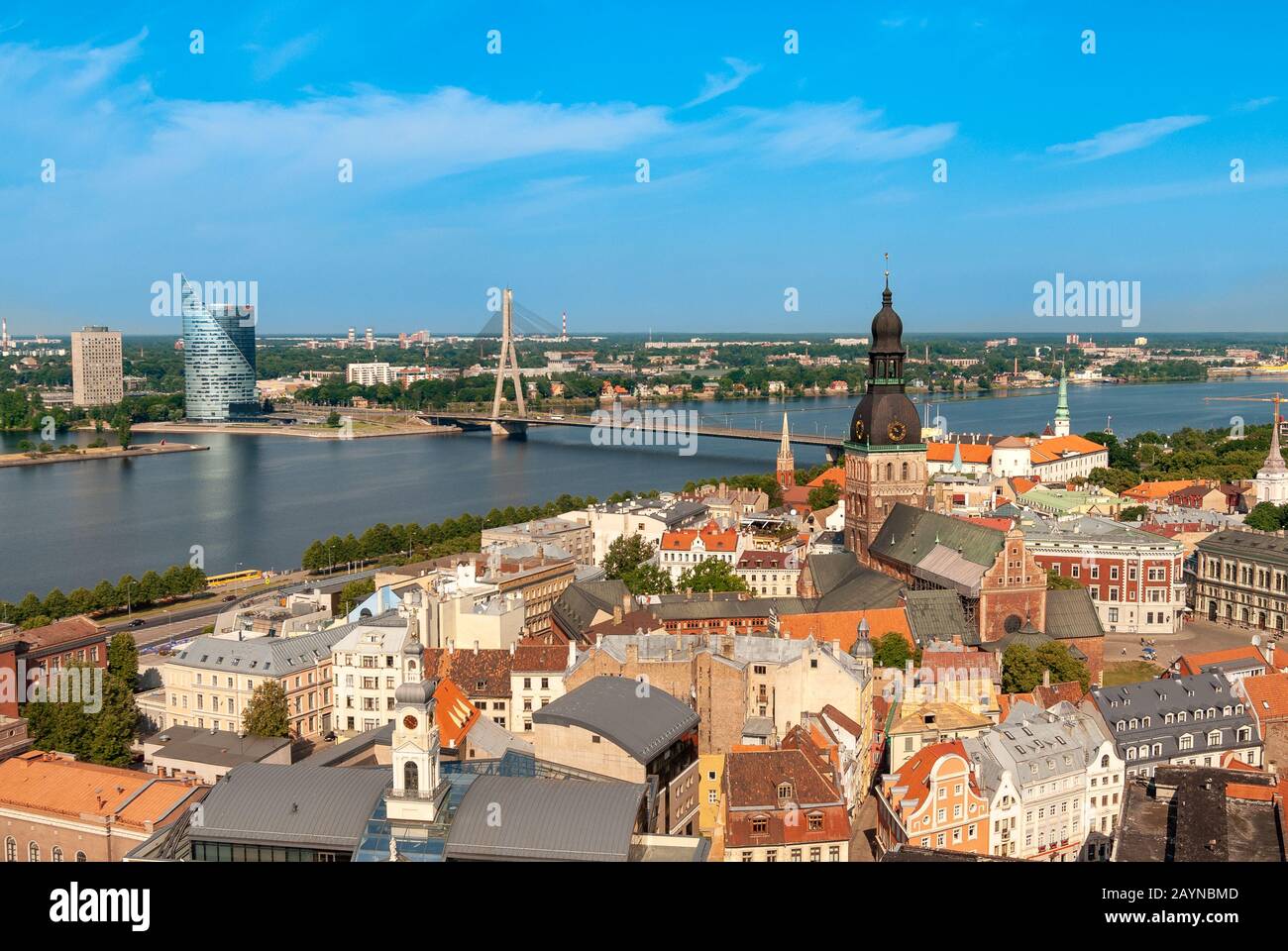 Blick auf Die Altstadt und den Fluss Daugava von der Turmspitze der Peterskirche, Riga, Lettland Stockfoto