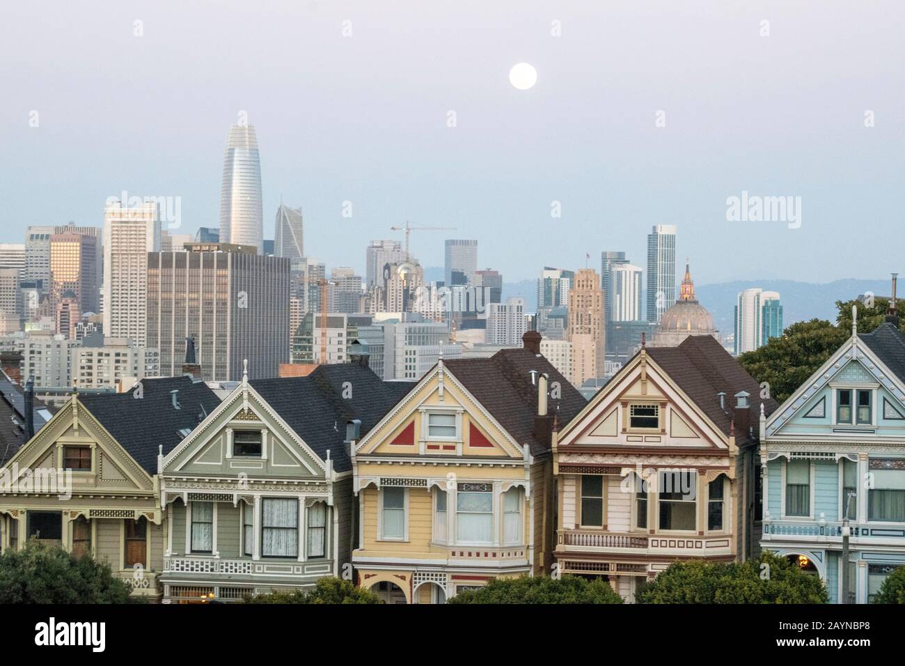 Der Vollmond schafft eine tolle Szene über den Gemalten Damen in San Francisco, Kalifornien. Stockfoto