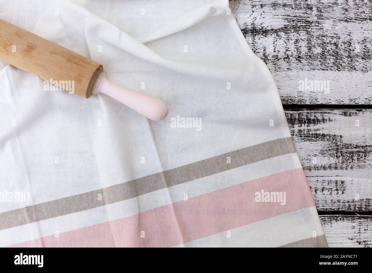 Alte vintage Küchengeräte, Baumwolle Geschirrtuch auf alten weißen Holz- Hintergrund. Selektive konzentrieren. Stockfoto