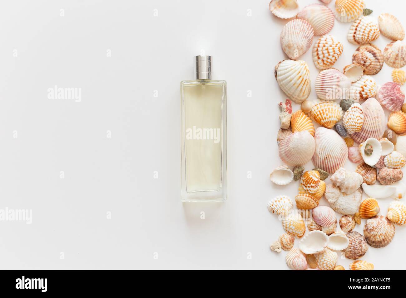 Glas-Parfüm-Flasche und -Seisschen isoliert auf Weiß mit Kopierraum, Draufsicht Stockfoto