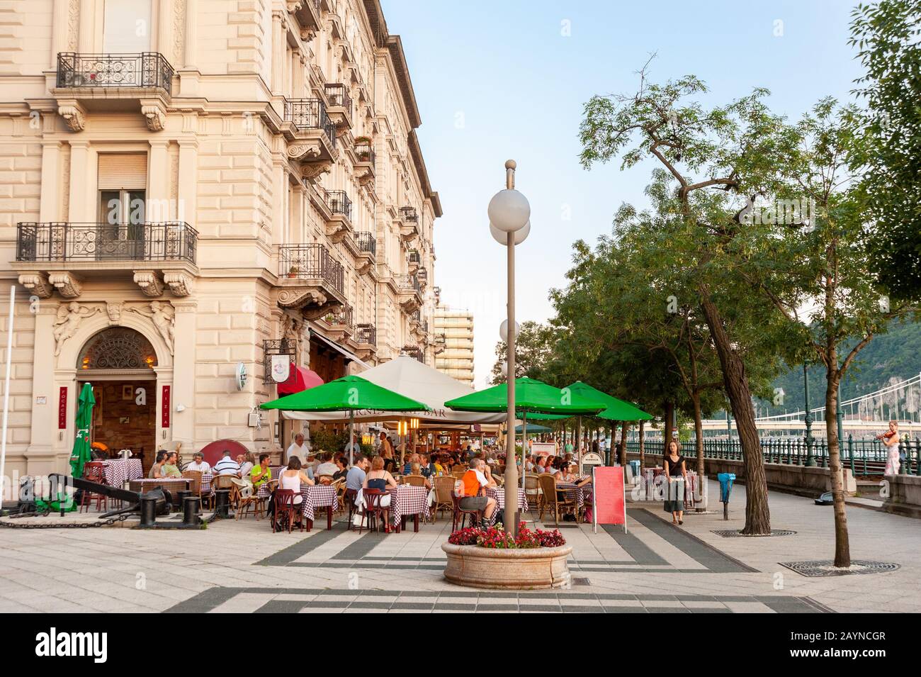Riverfront Restaurants in Pest, Budapest, Ungarn Stockfoto