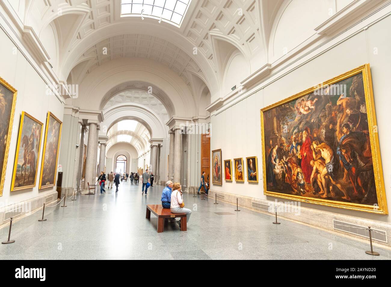 Menschen, die die Gemälde in der Kunstgalerie Museo del Prado in Madrid, Spanien bewundern Stockfoto