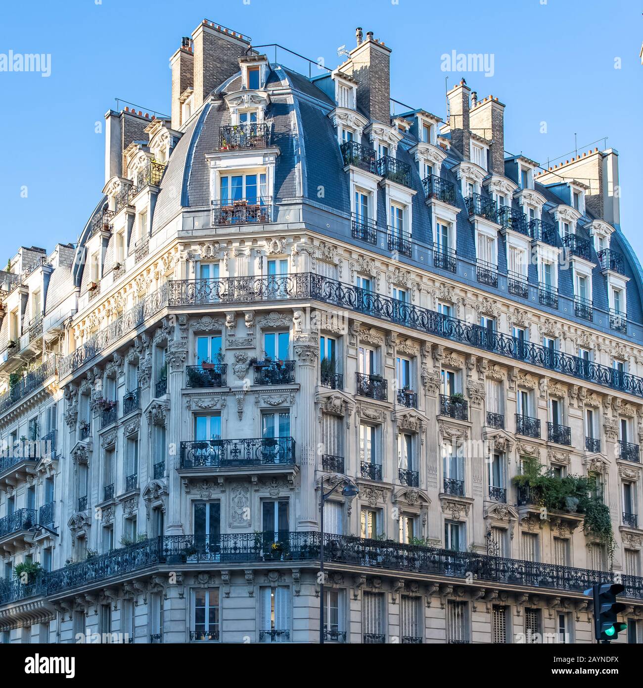 Paris, typische Fassade und Fenster, schöne Gebäude im Marais Stockfoto
