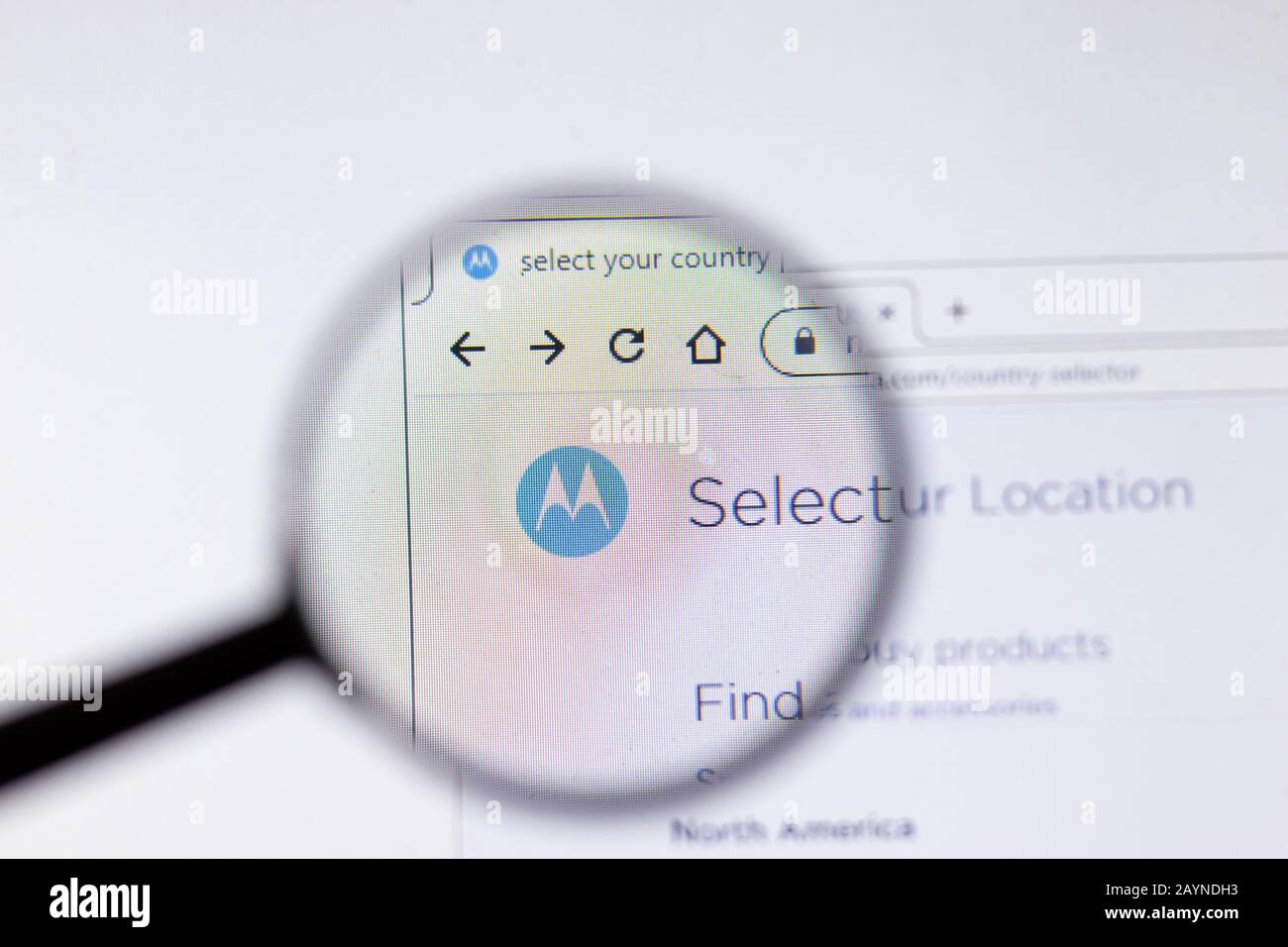 Sankt Petersburg, Russland - 18. Februar 2020: Logo auf der Webseite des Motorola-Unternehmens auf dem Laptop-Display. Bildschirm mit Symbol, Bildmaterial Stockfoto