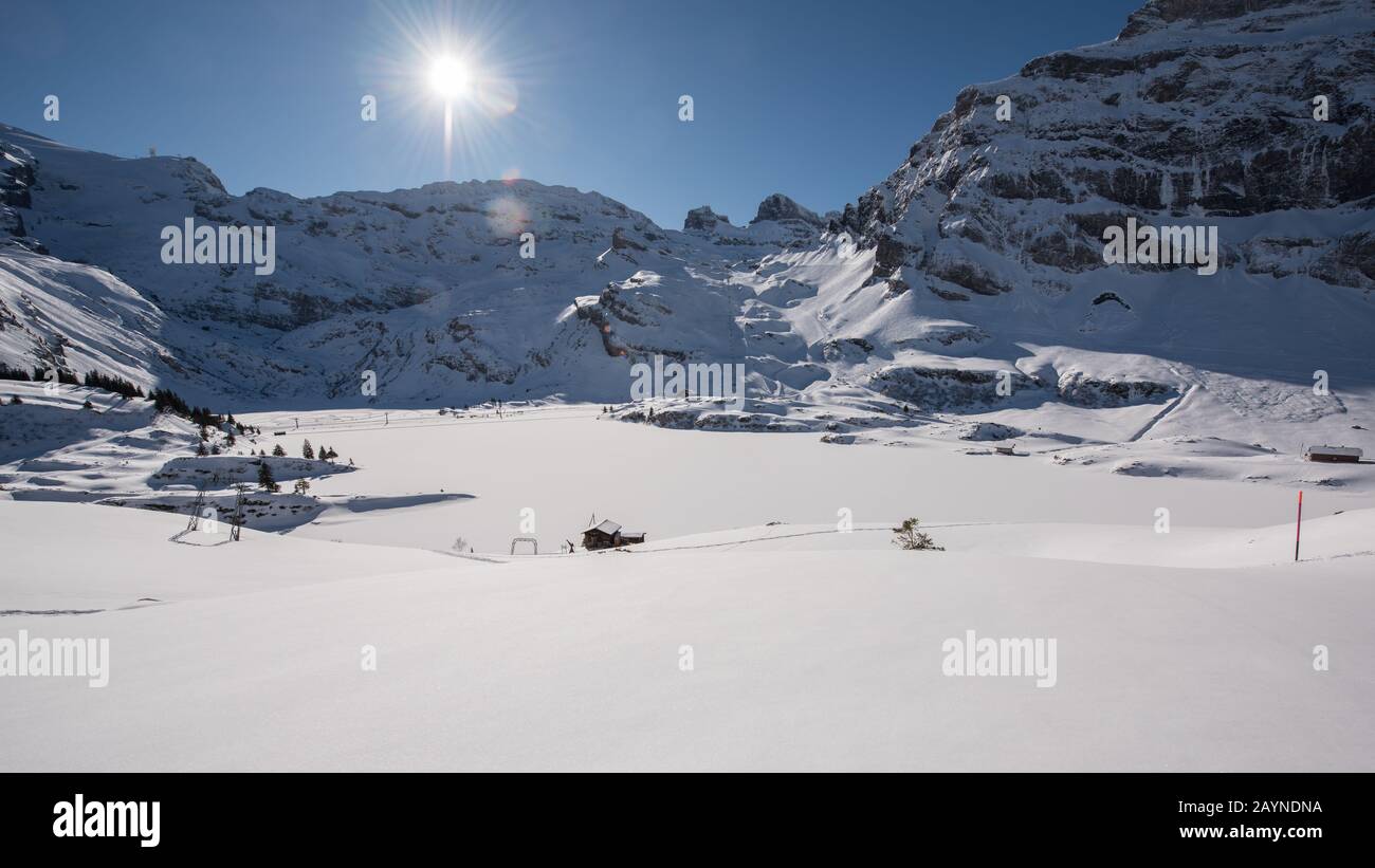 Verschneite Berglandschaft in den europäischen alpen, bei engelberg in der schweiz am trübsee. Stockfoto