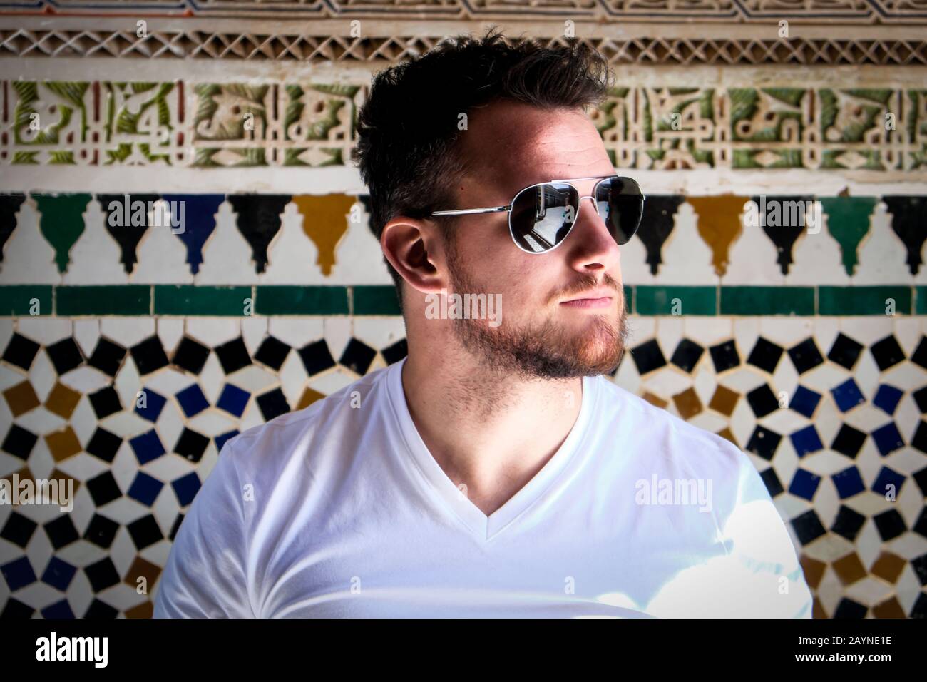 Weißer Reisender in Marrakesch mit Sonnenbrille Stockfoto