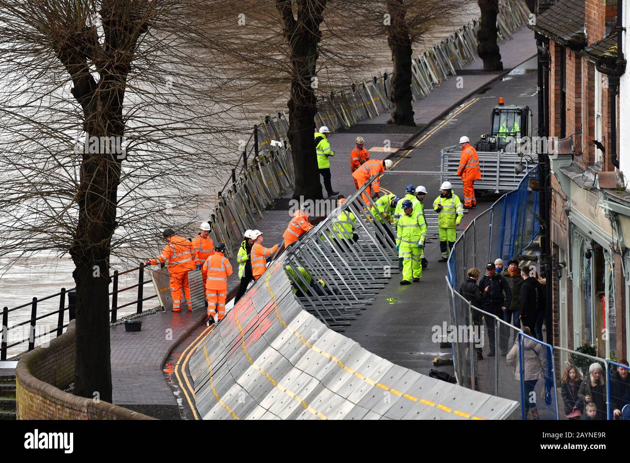 Ironbridge, Shropshire, Großbritannien. 16. Februar 2020 Mitarbeiter der Umweltbehörde, die Hochwasserschutzbarrieren entlang des Flusses Severn in Ironbridge nach dem starken Regen von Storm Dennis errichten. Credit: David Bagnall/Alamy Live News Stockfoto