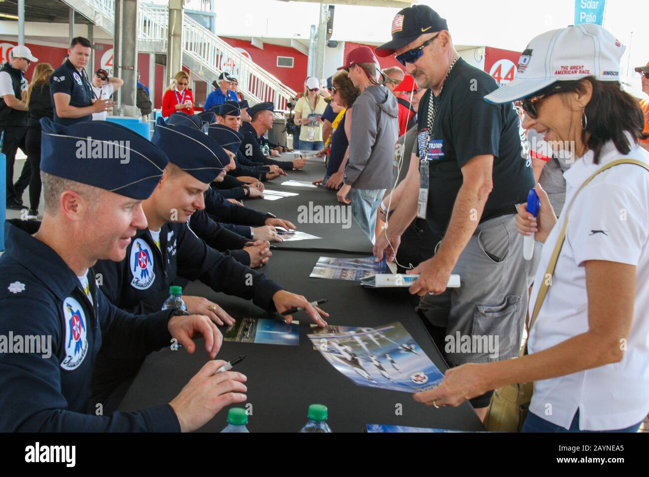 Daytona, USA. Februar 2020. USA Air Force Thunderbirds signieren Autogramme vor dem 62 jährlichen Daytona 500 auf dem Daytona International Speedway am Sonntag, 16. Februar 2020 Daytona, FL. Foto von Mike Gentry/UPI Credit: UPI/Alamy Live News Stockfoto