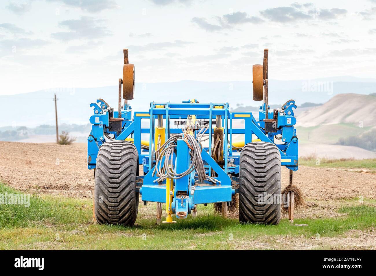 Moderner schwerer Pflug und Kultivierer, der auf einem Feld in der Toskana steht, Landwirtschafts- und Maschinenkonzept Stockfoto