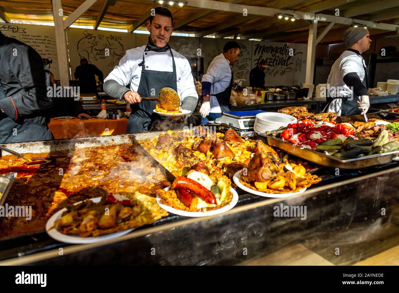 Man serviert traditionelle ungarische Küche auf dem Szabadsag Square Market, Budapest, Ungarn Stockfoto