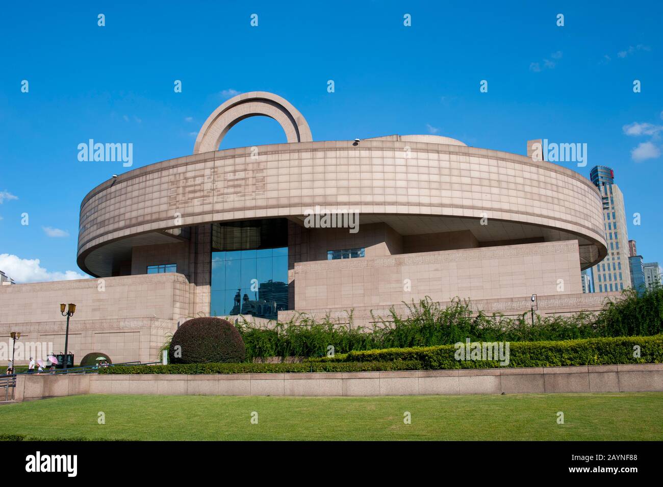 Blick auf das Shanghai Museum, ein Museum für alte chinesische Kunst, das sich auf dem Peoples Square im Huangpu Distrikt in Shanghai, China, befindet. Stockfoto