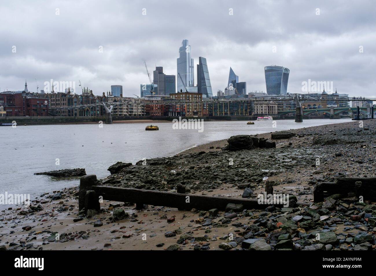 Stadtfotografie in London: Themse am Ufer bei Ebbe, Bankside, London, Großbritannien. Stockfoto