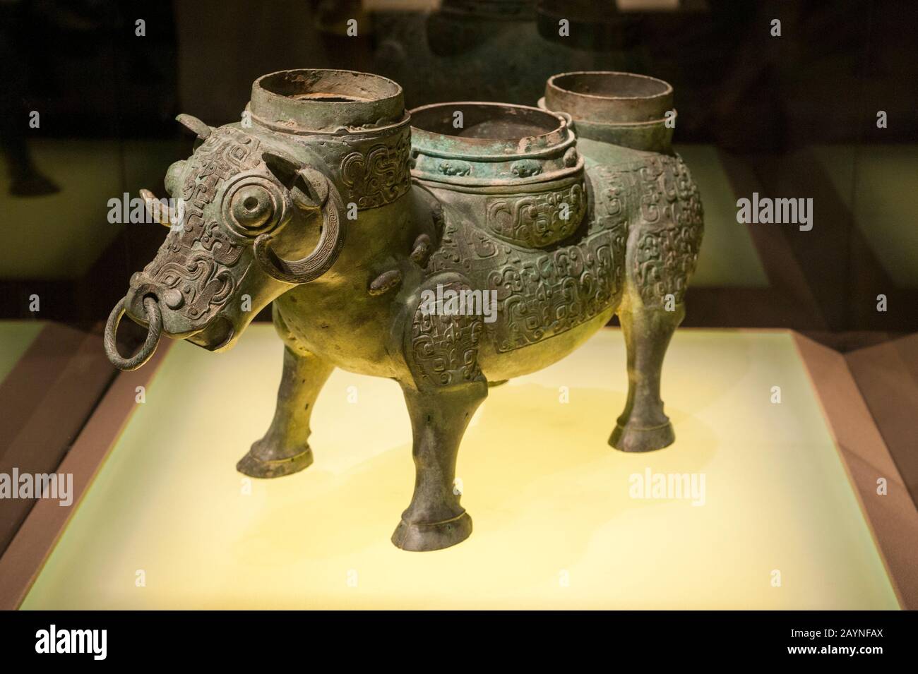Artefakt in der Bronze-Ausstellung im Shanghaier Museum, einem Museum für alte chinesische Kunst, das sich auf dem Peoples Square im Huangpu Distrikt Shan befindet Stockfoto