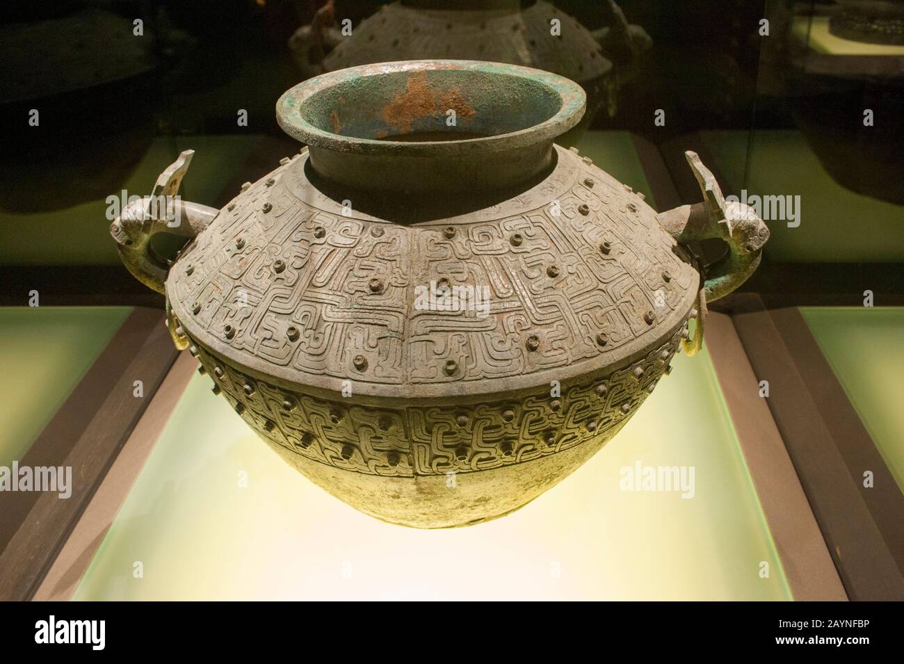 Ein Weingefäß aus dem 17. Jahrhundert v. Chr. in der Bronze-Ausstellung im Shanghaier Museum, einem Museum für alte chinesische Kunst, das sich auf dem Peoples Square i befindet Stockfoto