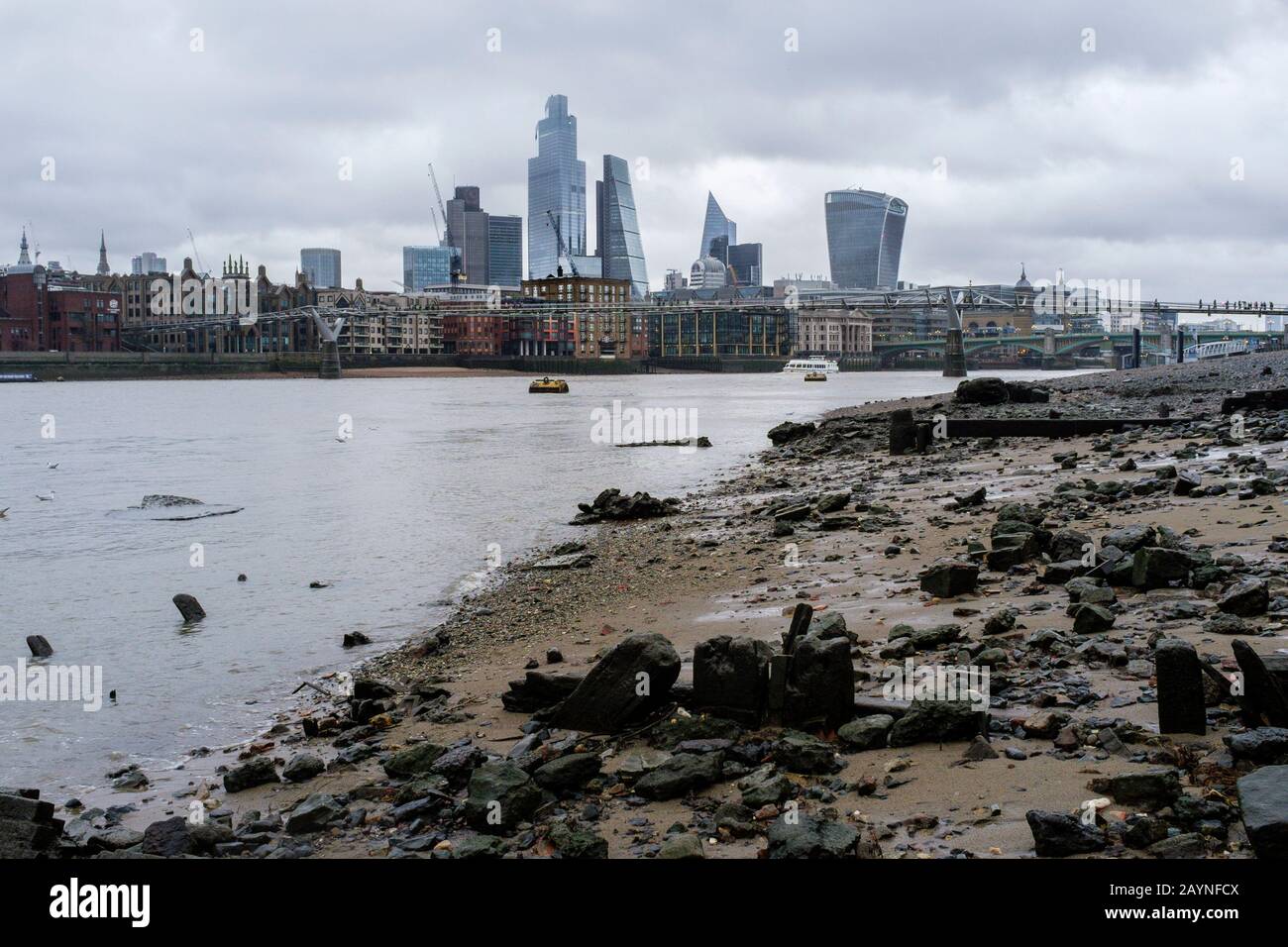 Stadtfotografie in London: Themse am Ufer bei Ebbe, Bankside, London, Großbritannien. Stockfoto