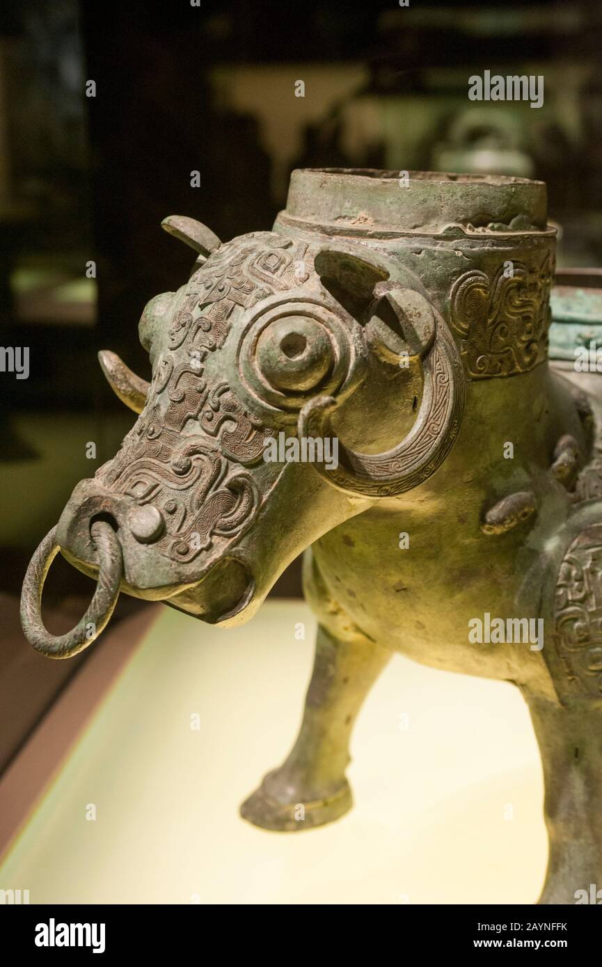 Artefakt in der Bronze-Ausstellung im Shanghaier Museum, einem Museum für alte chinesische Kunst, das sich auf dem Peoples Square im Huangpu Distrikt Shan befindet Stockfoto