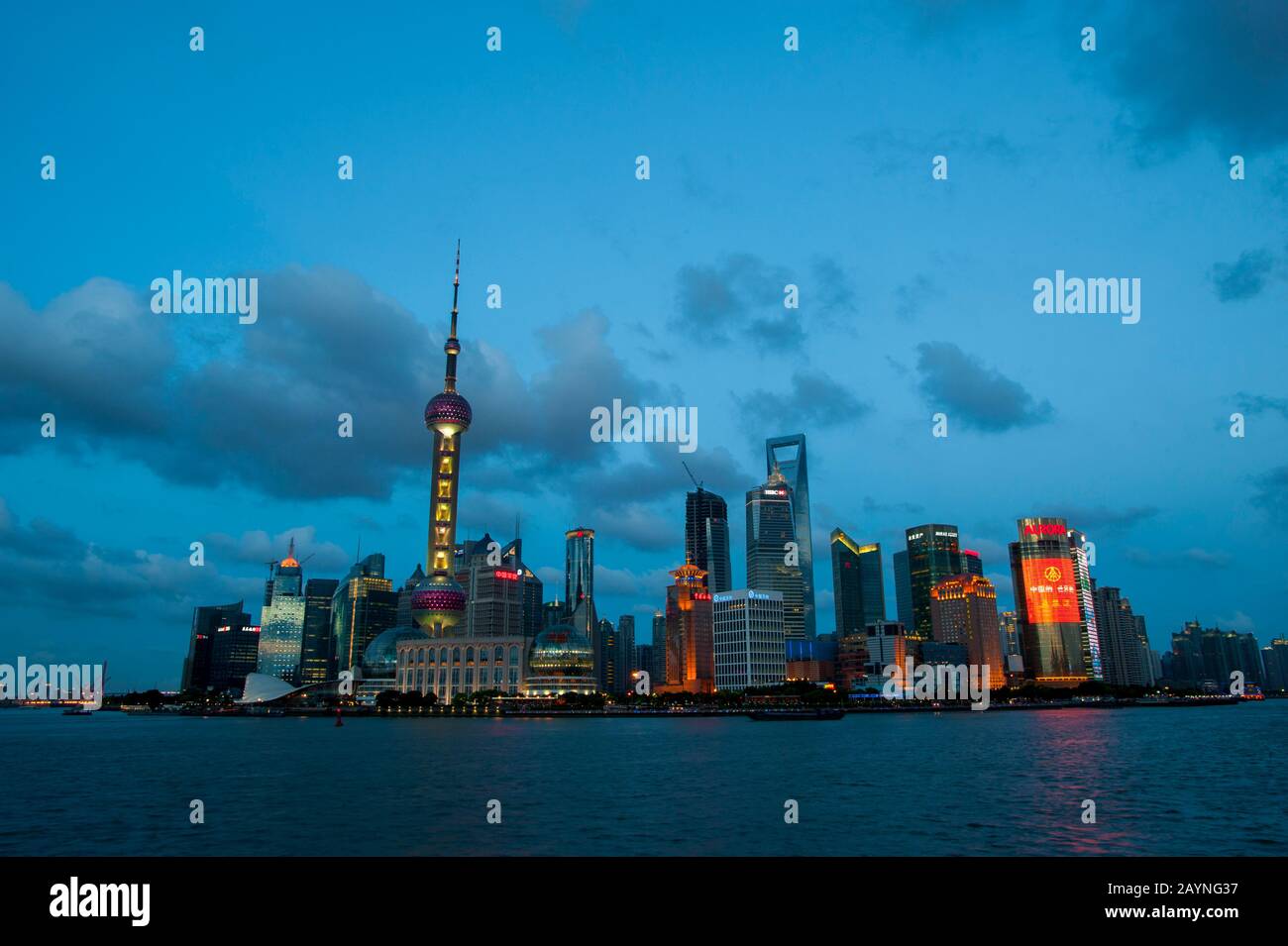 Blick vom Bund in der Nacht auf den Fluss Huangpu, das 492 Meter hohe World Financial Center und den Oriental Pearl Television Tower in Pudong, Shangha Stockfoto Blick vom Bund in der Nacht auf den Fluss Huangpu, das 492 Meter hohe World Financial Center und den Oriental Pearl Television Tower in Pudong, Shangha Stockfoto