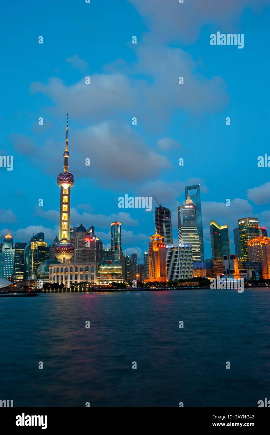 Blick vom Bund in der Nacht auf den Fluss Huangpu, das 492 Meter hohe World Financial Center und den Oriental Pearl Television Tower in Pudong, Shangha Stockfoto Blick vom Bund in der Nacht auf den Fluss Huangpu, das 492 Meter hohe World Financial Center und den Oriental Pearl Television Tower in Pudong, Shangha Stockfoto
