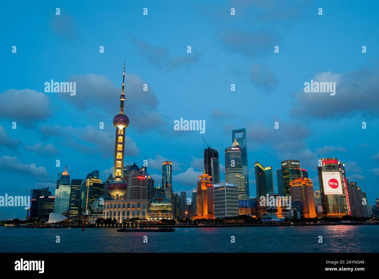 Blick vom Bund in der Nacht auf den Fluss Huangpu, das 492 Meter hohe World Financial Center und den Oriental Pearl Television Tower in Pudong, Shangha Stockfoto Blick vom Bund in der Nacht auf den Fluss Huangpu, das 492 Meter hohe World Financial Center und den Oriental Pearl Television Tower in Pudong, Shangha Stockfoto